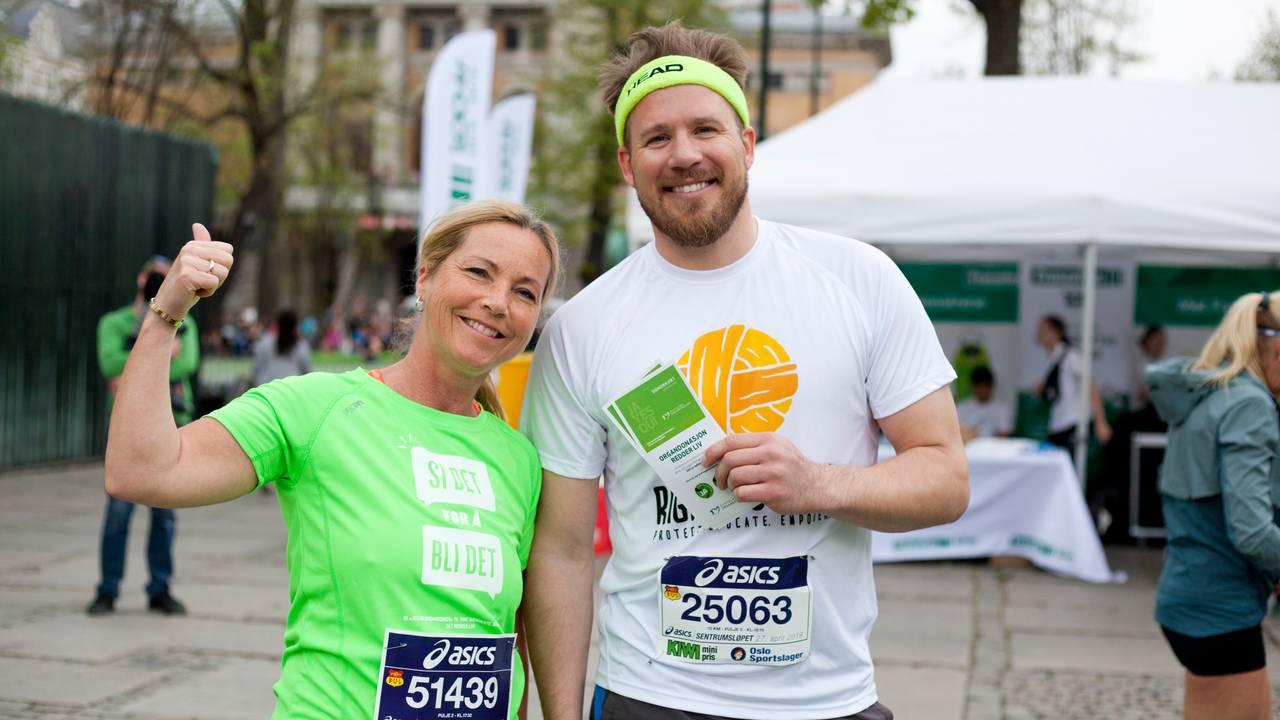 Anja Katrine Tomter og Kjetil Jansrud jubler sammen etter å ha løpt Sentrumsløpet