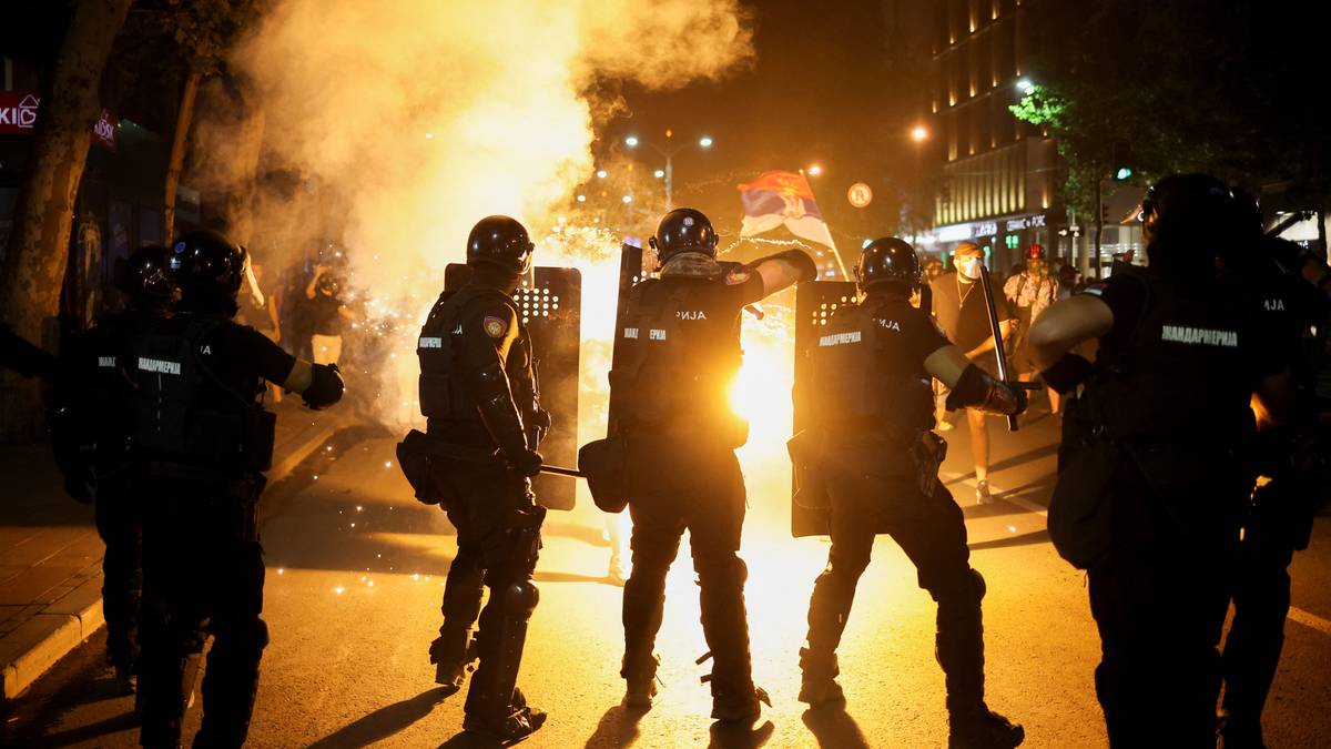 Sammenstøt mellom politi og demonstranter i Beograd