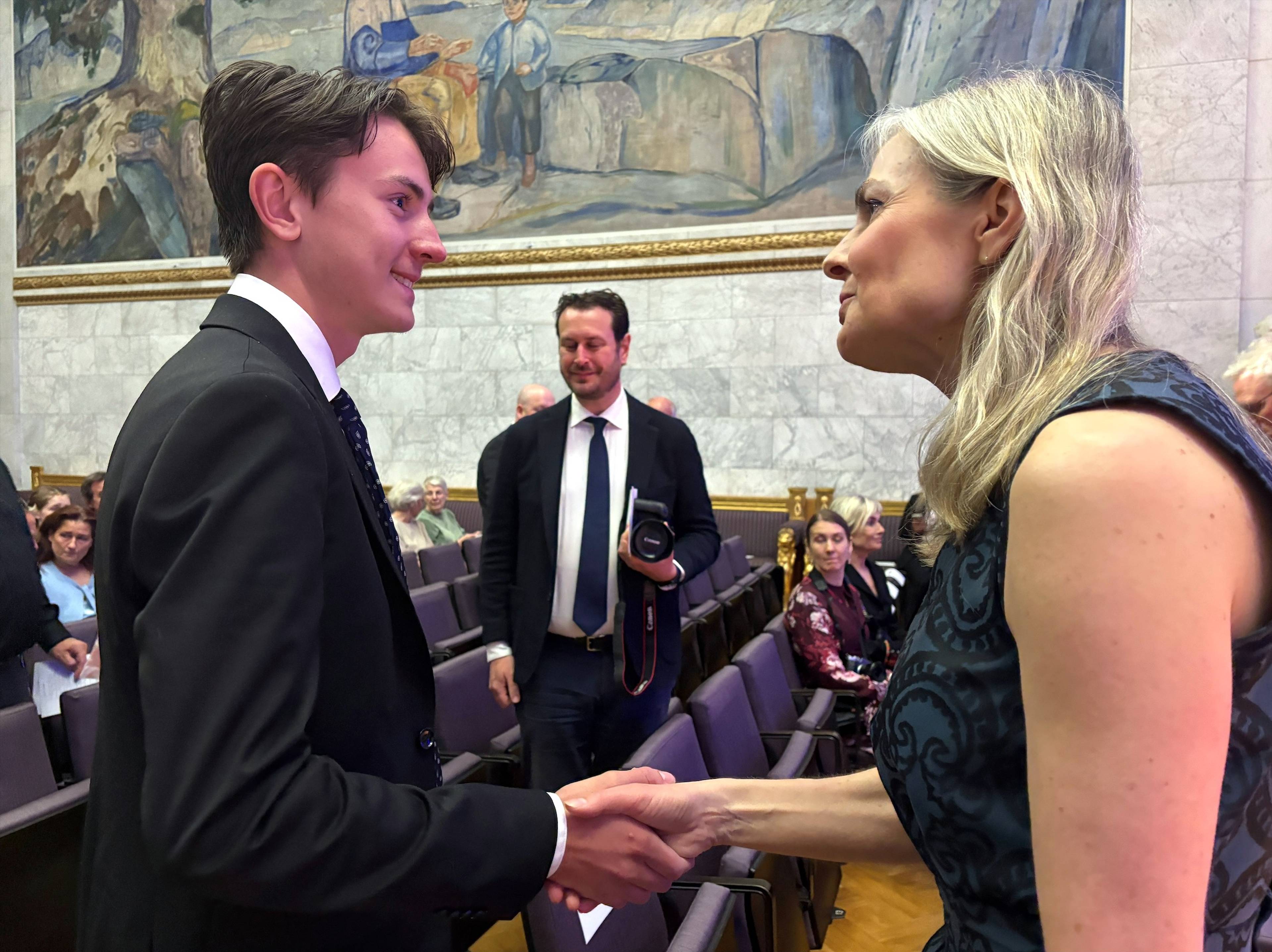 Oliver Njåstad (tidlegare kreftpasient) møter kreftforskar Johanna Olweus for første gong.