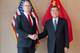 Bai Xueqi / Xinhua,NTB To menn i dress håndhilser foran USAs og Kinas flagg. (Bildebeskrivelsen er laget av en KI-tjeneste)