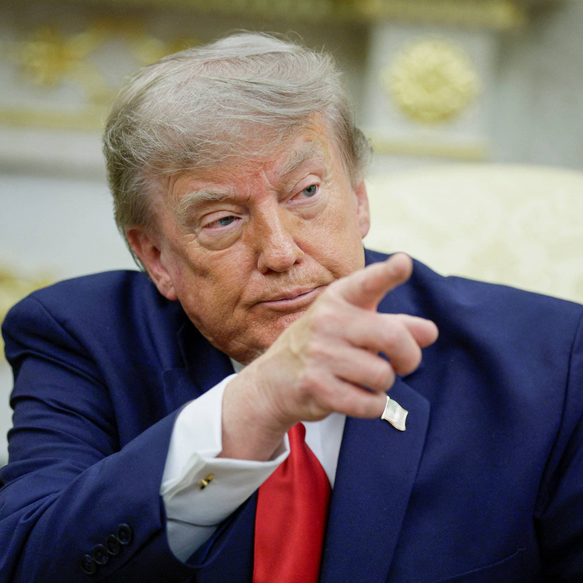 Trump pekefinger
