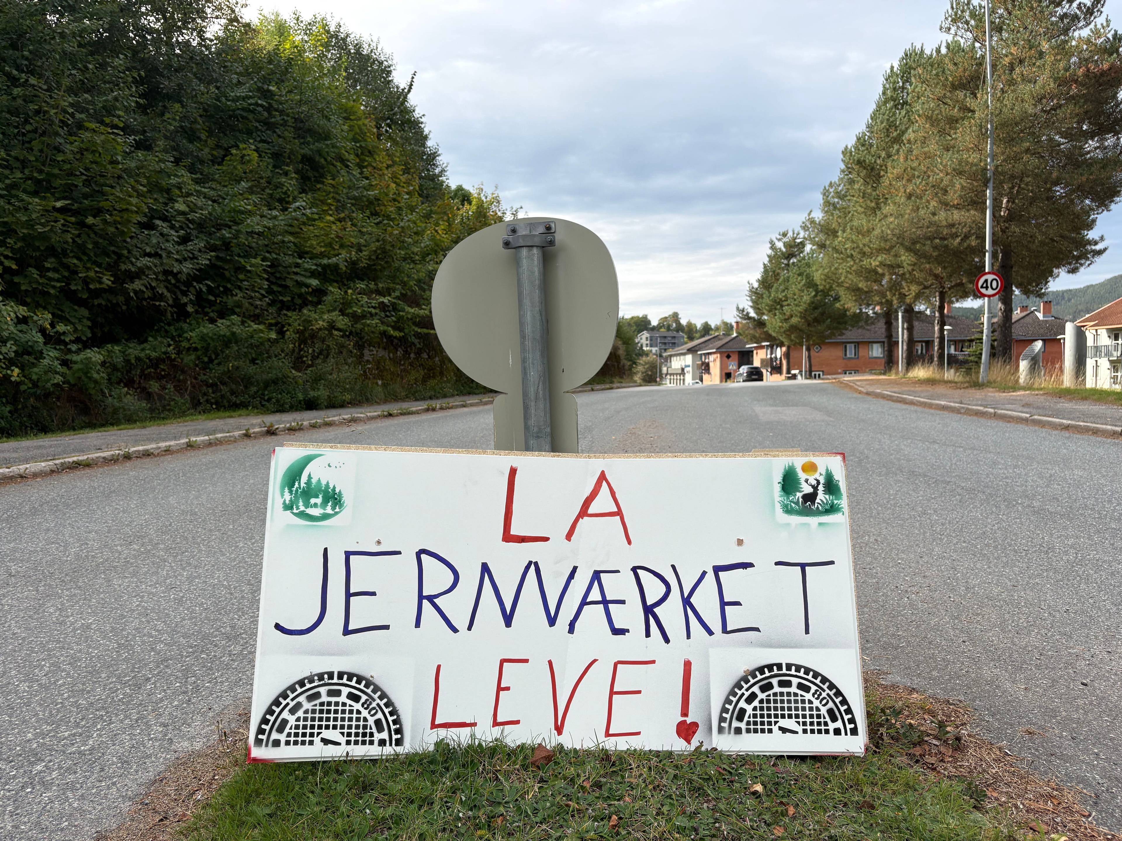 En hvit plakat med påskriften: La jernværket leve