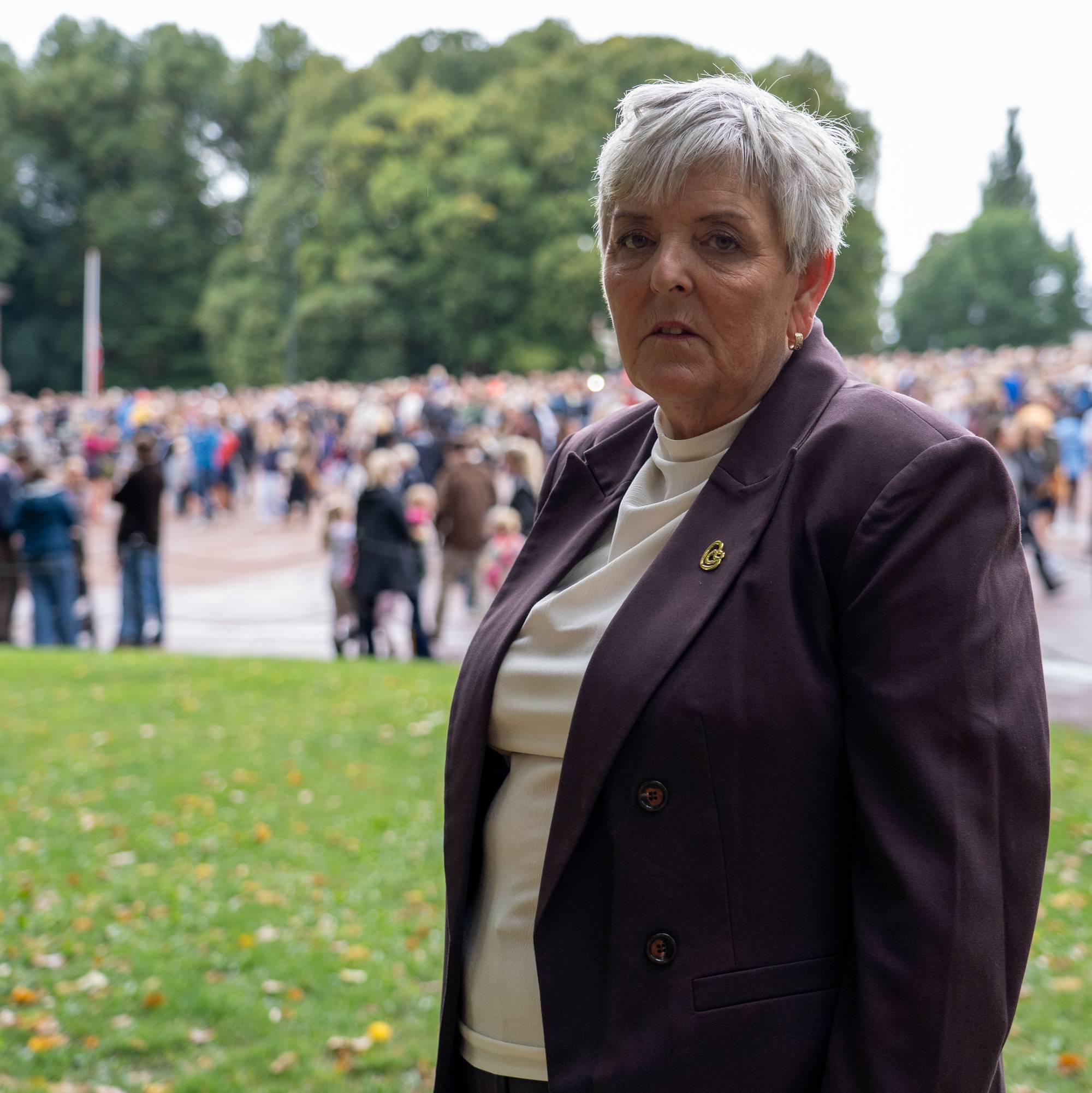 En bilde poserer foran en folkemengde på Slottsplassen.