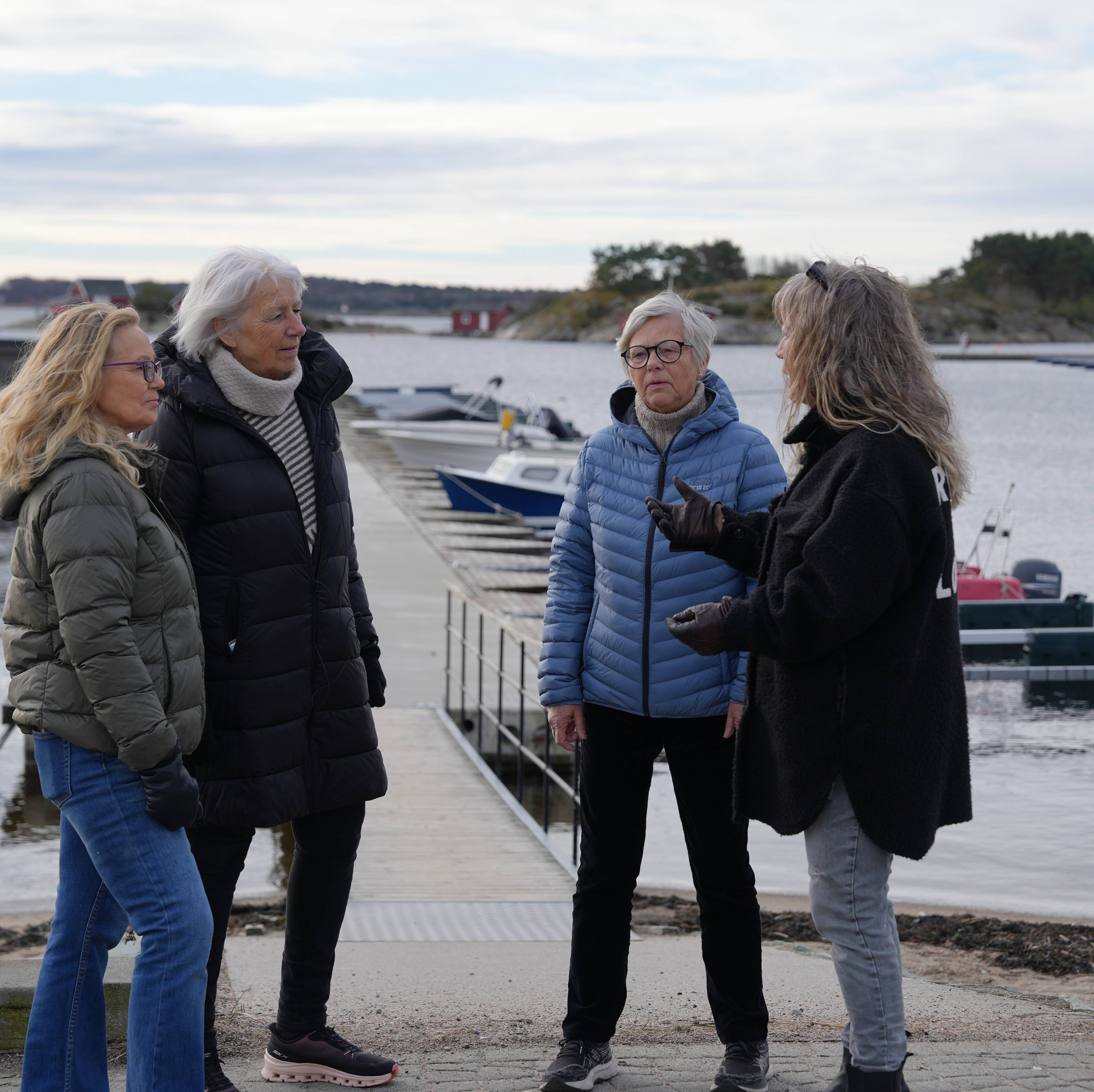 Kvinner står sammen på en brygge