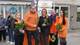 Foto: Nils John Porsanger / NRK Fem personer står sammen med oransje roser foran et Sannhets- og forsoningskommisjon-banner. (Bildebeskrivelsen er laget av en KI-tjeneste)