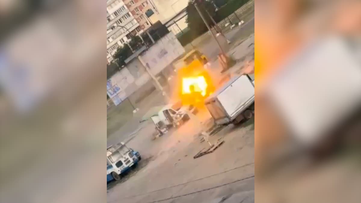 Midt i flammene står en mann. Han ble jaktet av en russisk drone