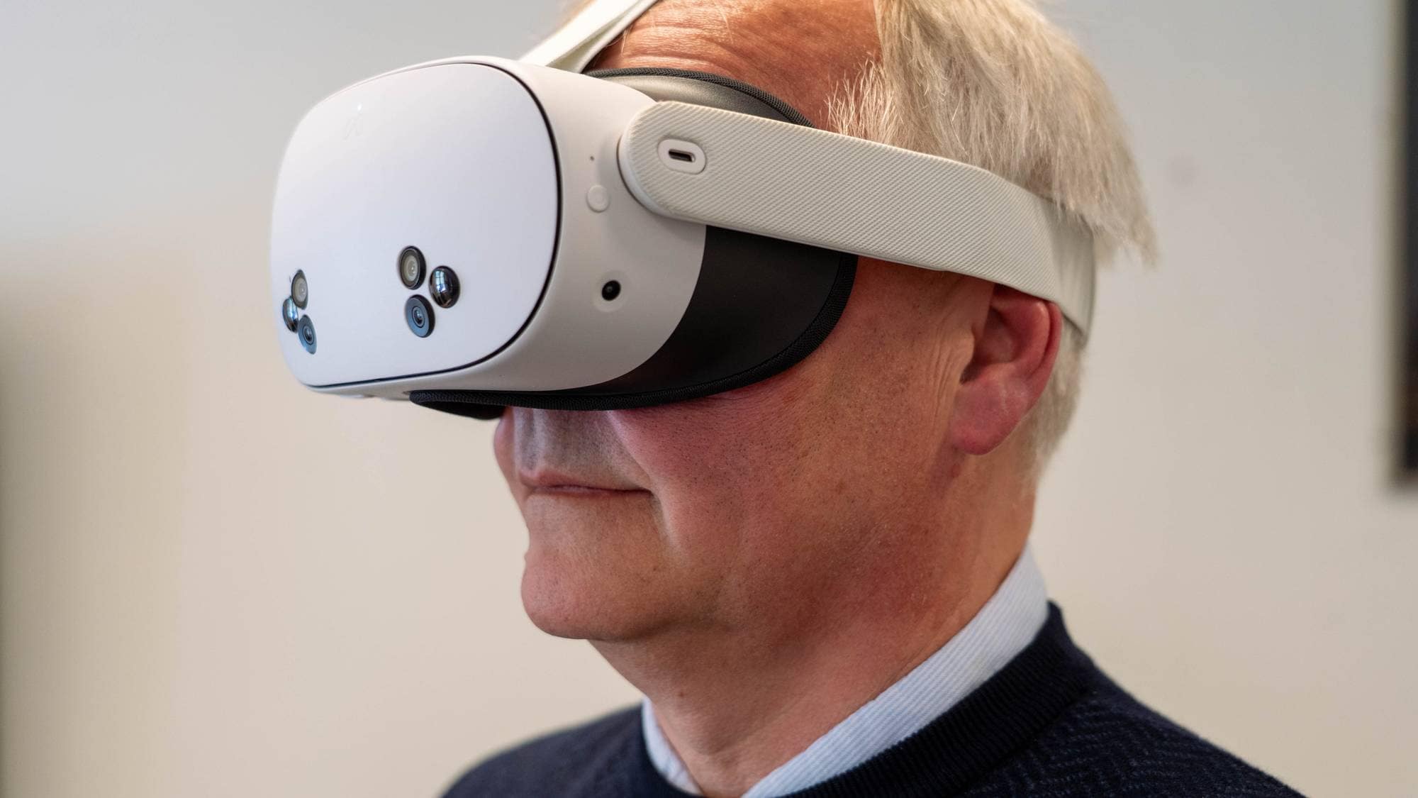 Forsker Jan Ivar Røssberg peker med høyre hånd mens han har vr-headset på.