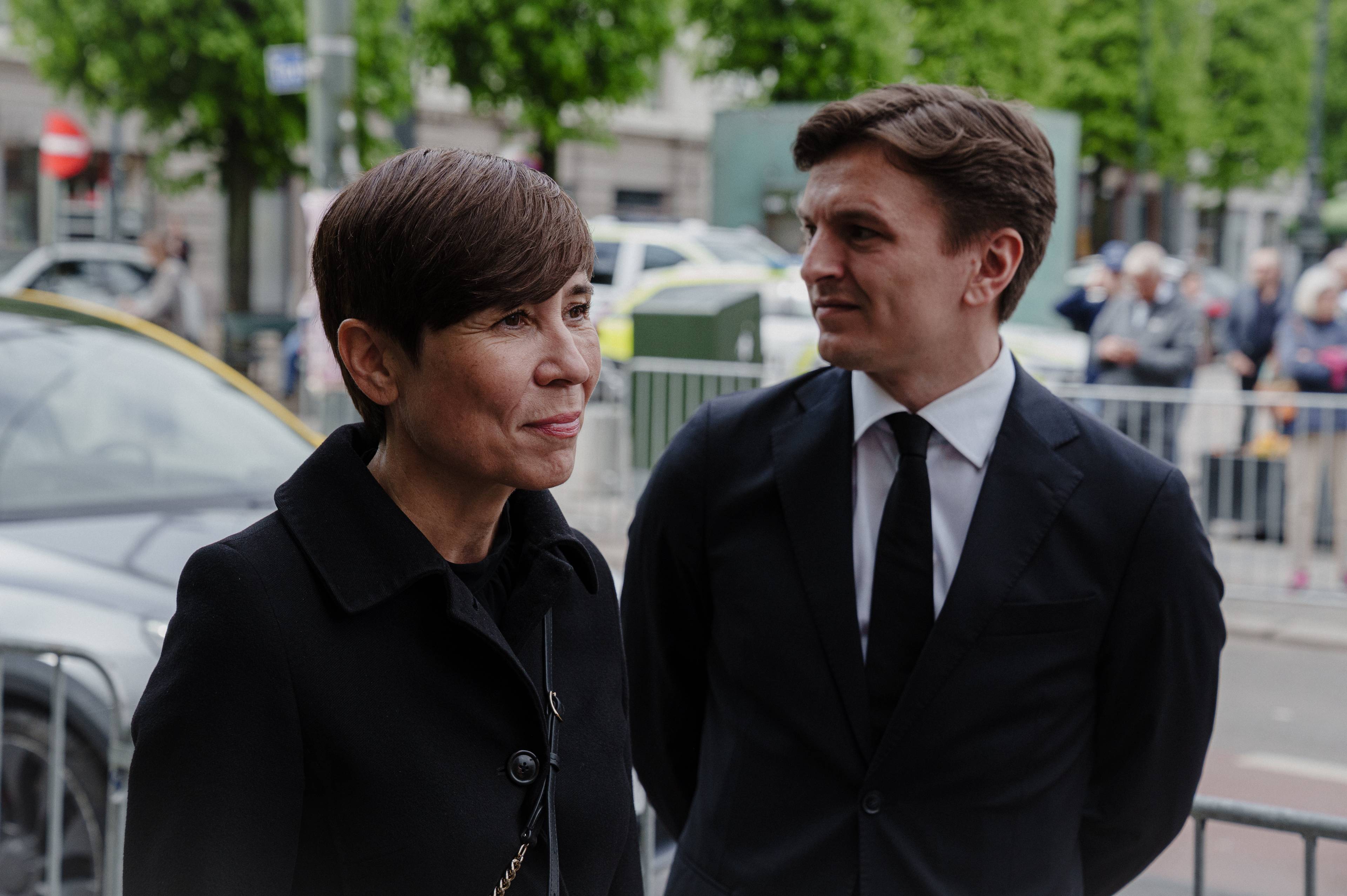 Ine Eriksen Søreide og Ola Svenneby står i mørke formelle klær utendørs