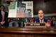 写真:Win McNamee / AFP / NTB 質問中のロン・ワイデン上院議員。