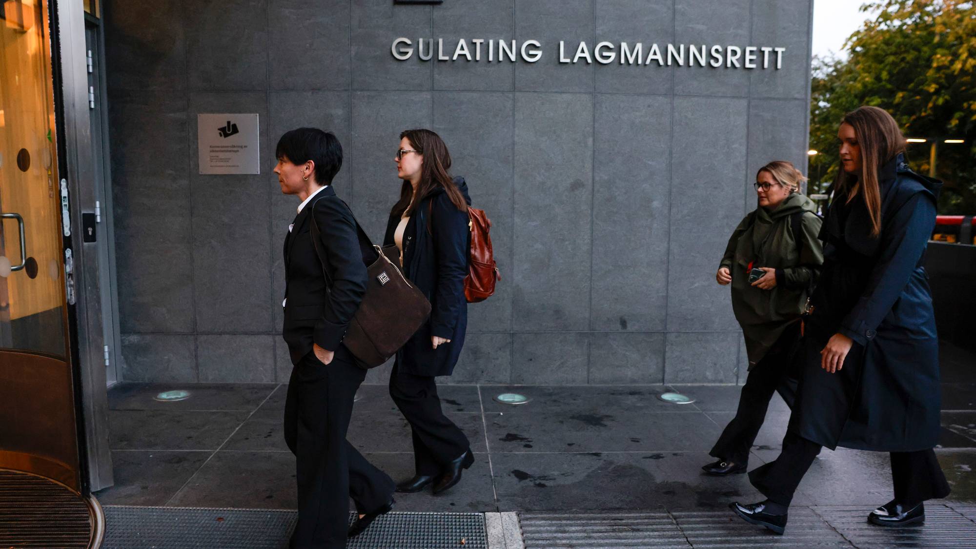 Representanter fra Konkurransetilsynet, med Karin Laastad i spissen, ankommer Gulating lagmansrett før rettssaken om Konkurranseklagenemndas vedtak mot dagligvarekjedene COOP, Norgesgruppen og Rema 1000 i Gulating lagmannsrett.