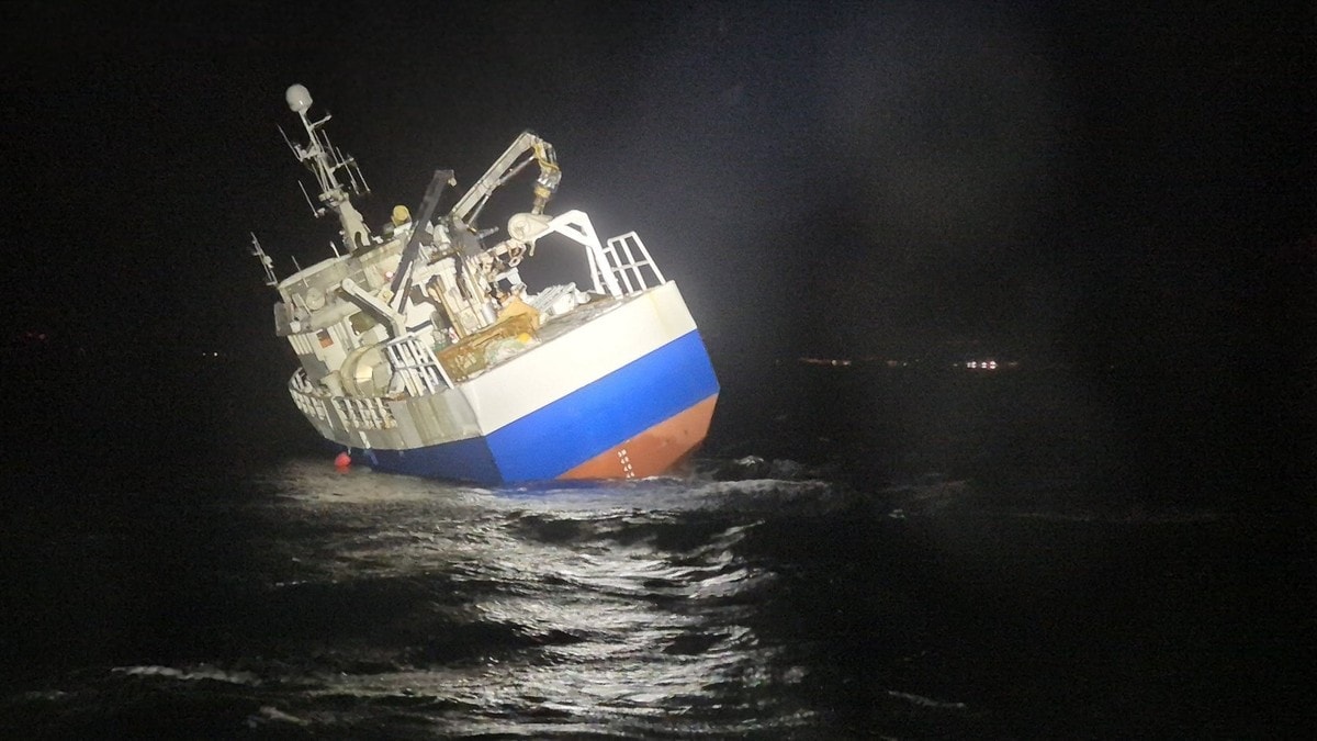 Fem reddet fra fiskebåt etter havari