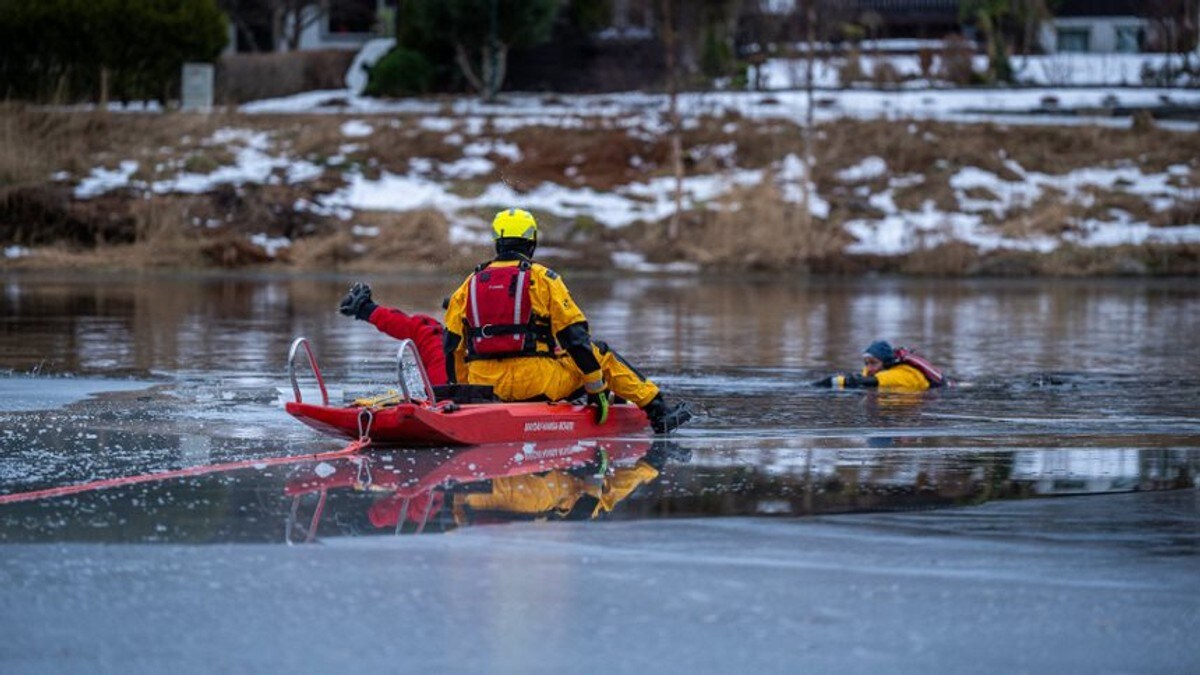 Utrygge isforhold kan være en fare for redningsmannskapet