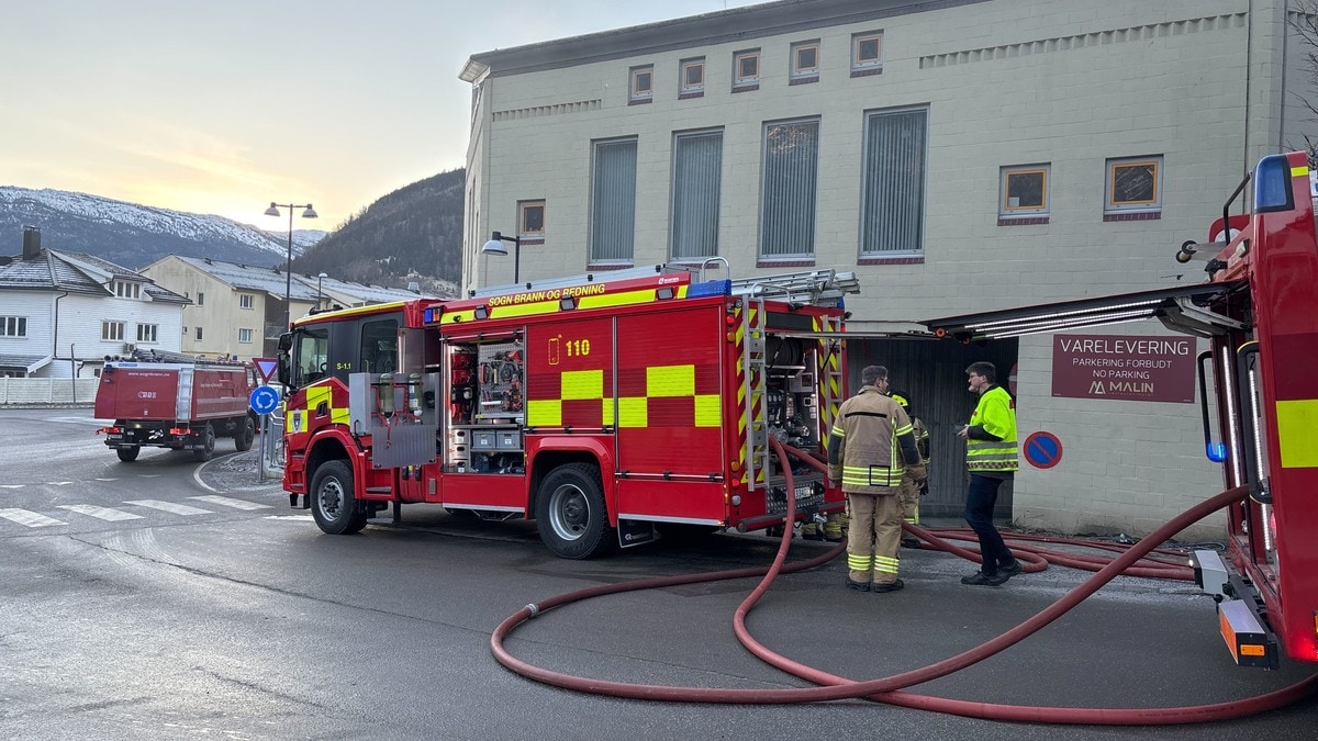 Brann i restaurant i Sogndal – fire personer får helsehjelp