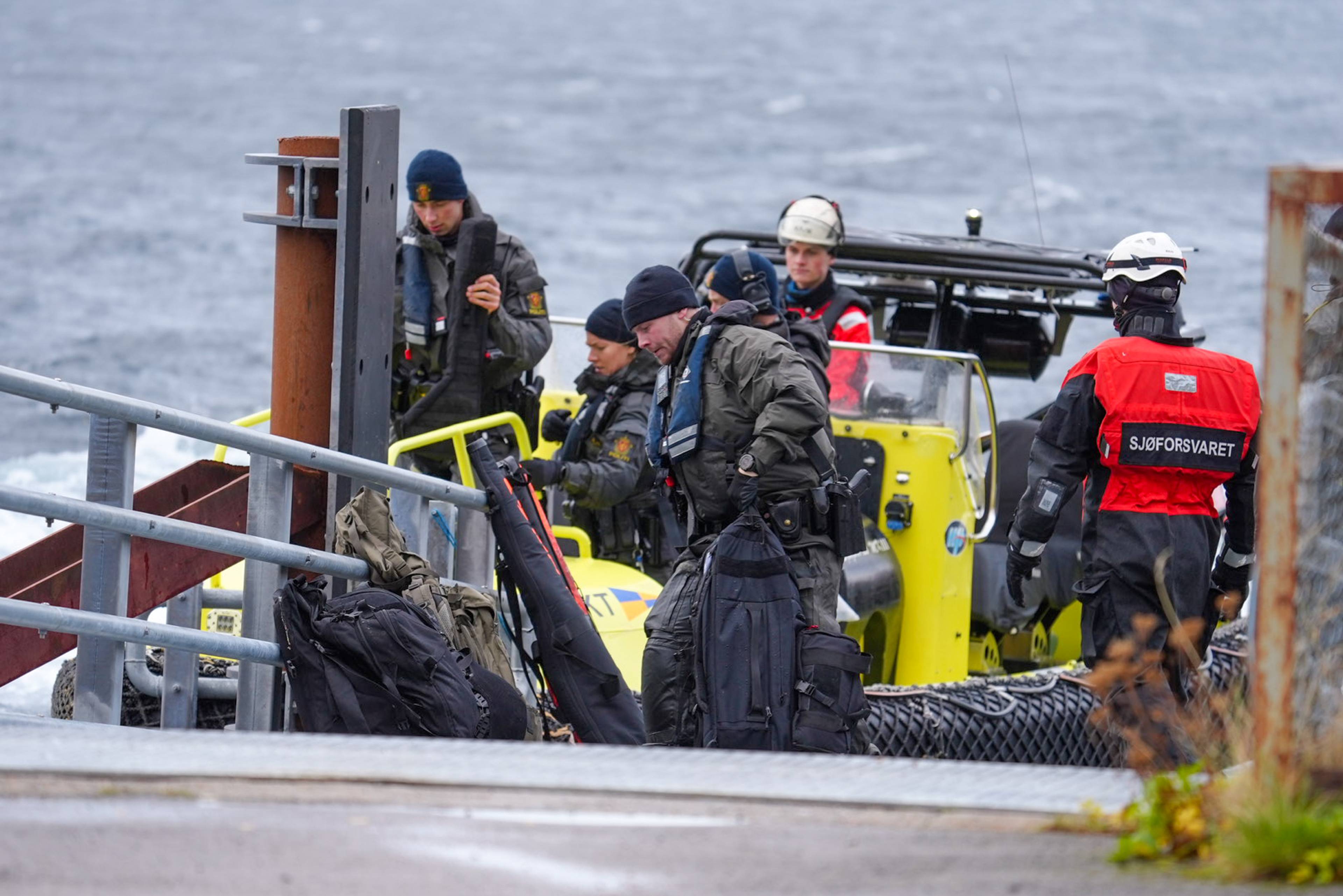 Politiet laster av bagger med våpen og egne skjold fra båten