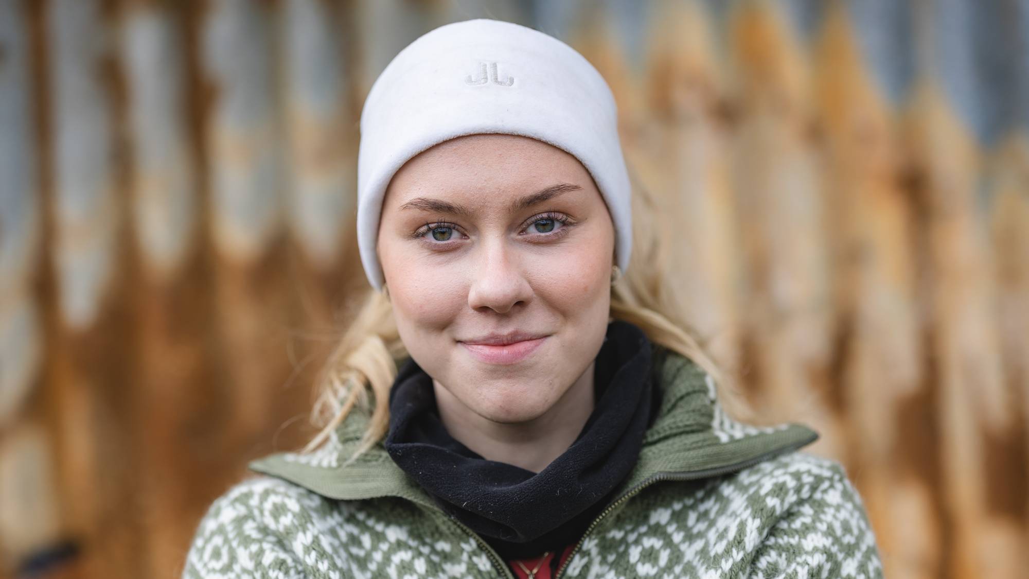 Kvinne ser i kamera