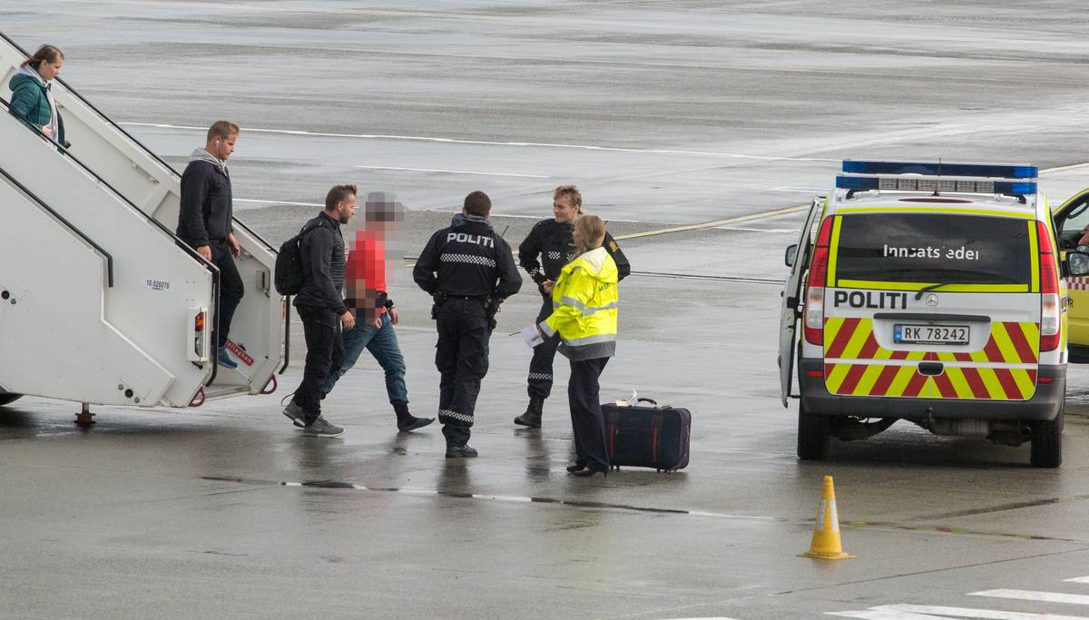 Qiz yuqoridan yaladi Cherkovda jinsiy aloqa qilish