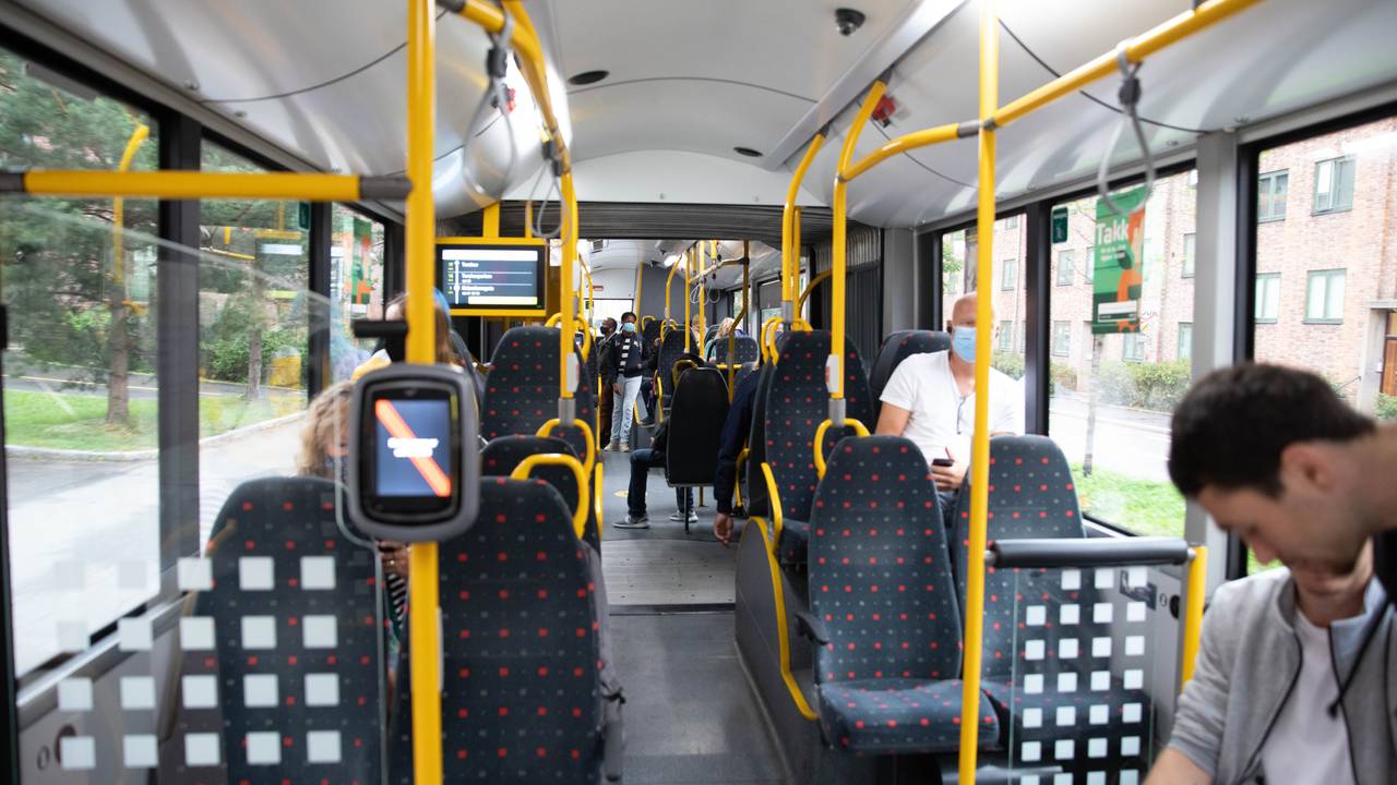 20-bussen mellom Carl Berner og Torshov, lite folk, flere med munnbind