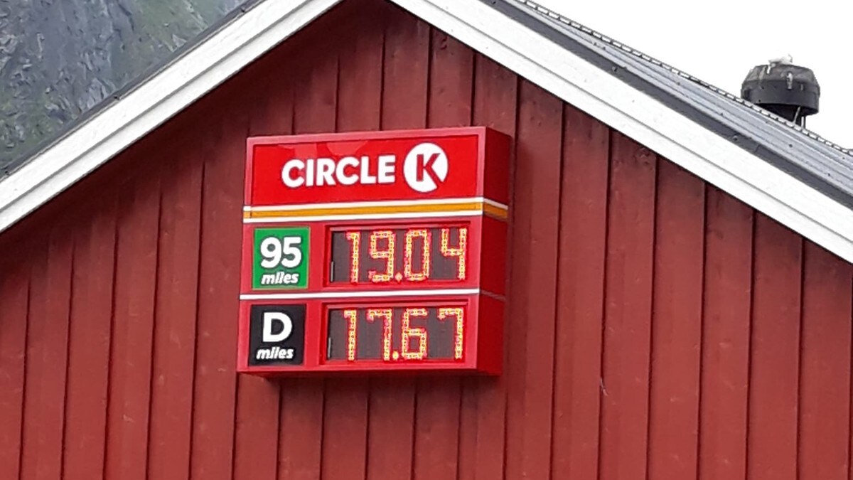 Stive bensinpriser i distriktene: – Det er altfor kostbart