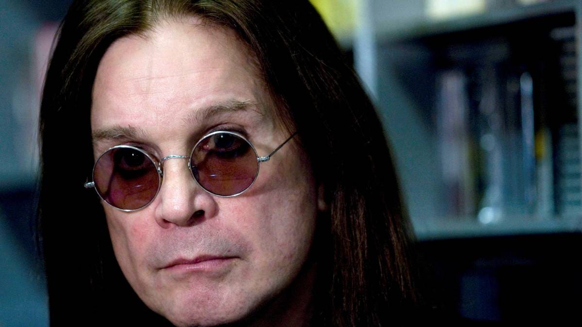 Hedrer Ozzy Osbourne med kortesje