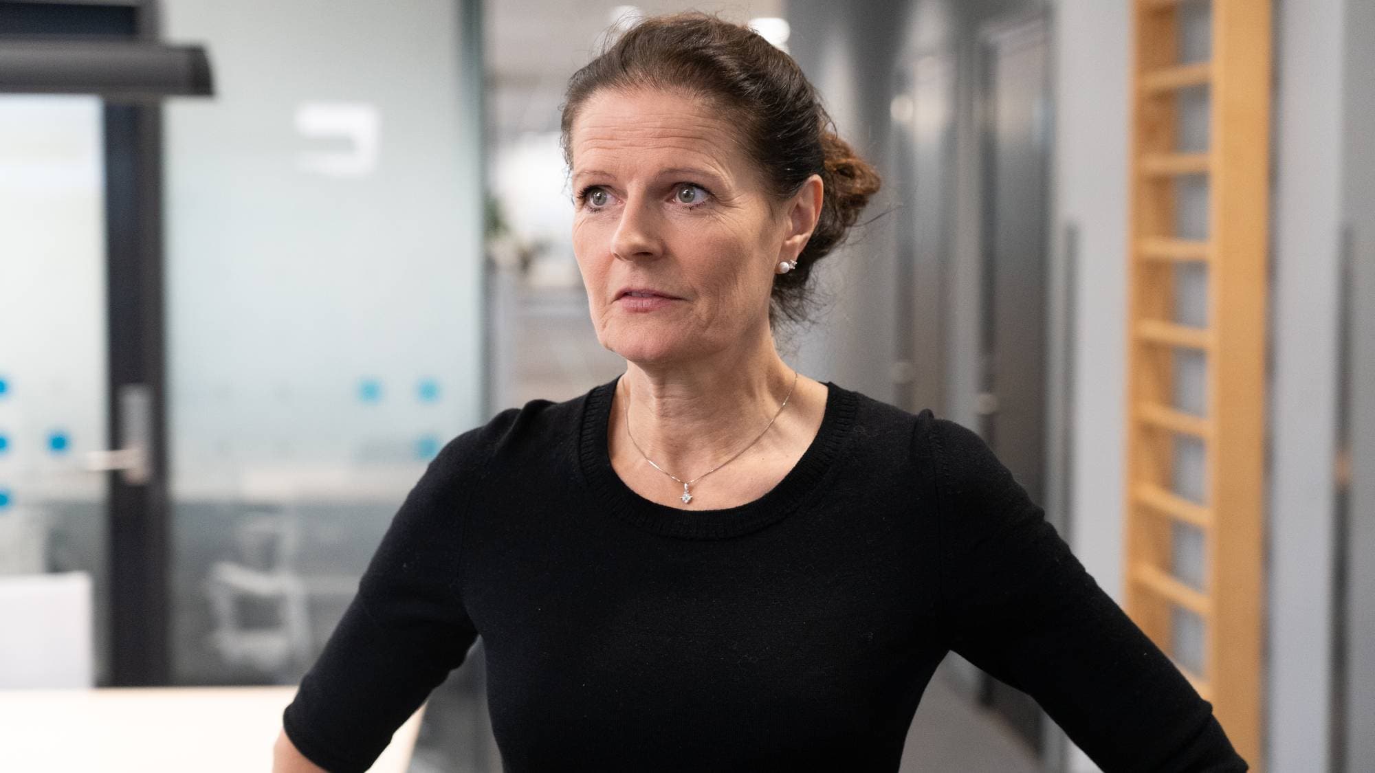 en person i svart skjorte