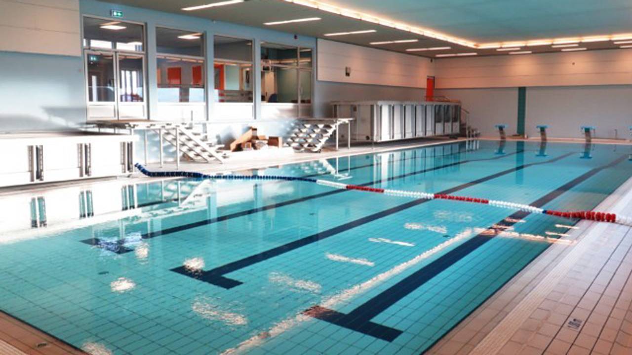 Hele Norge svømmer: Svømmebasseng ved Sandnes skole i Hadsel kommune.
