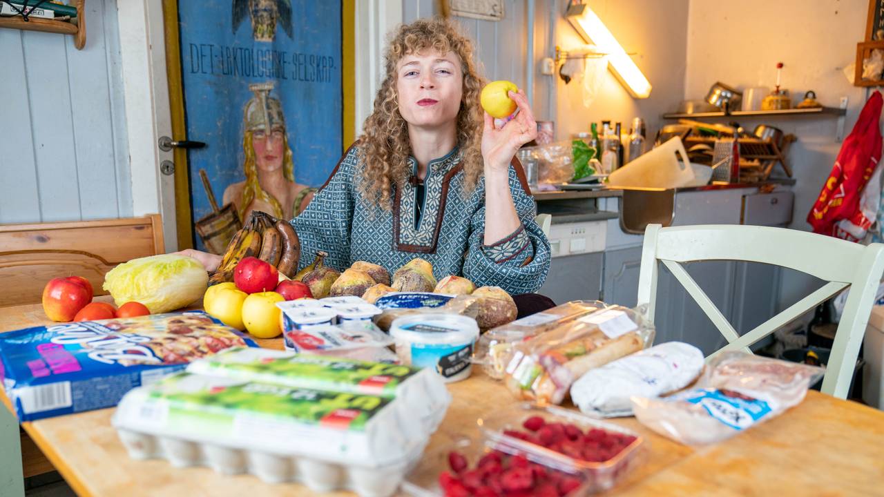 Margit Fausko spiser et eple hun har funnet i søpla utenfor en butikk på Ås