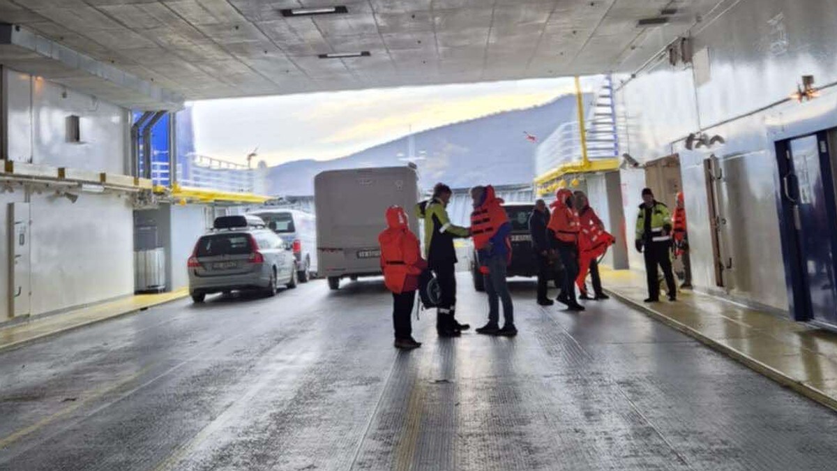 Brann i maskinrommet på ferge mellom Lavik og Oppedal på E39