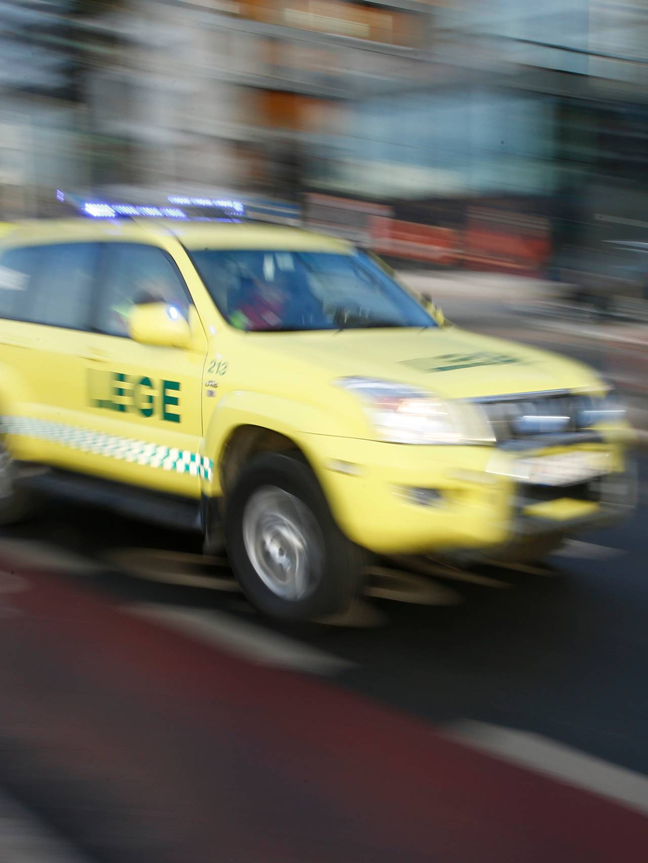 En legebil/ambulanse kjører utrykning i Bjørvika.
