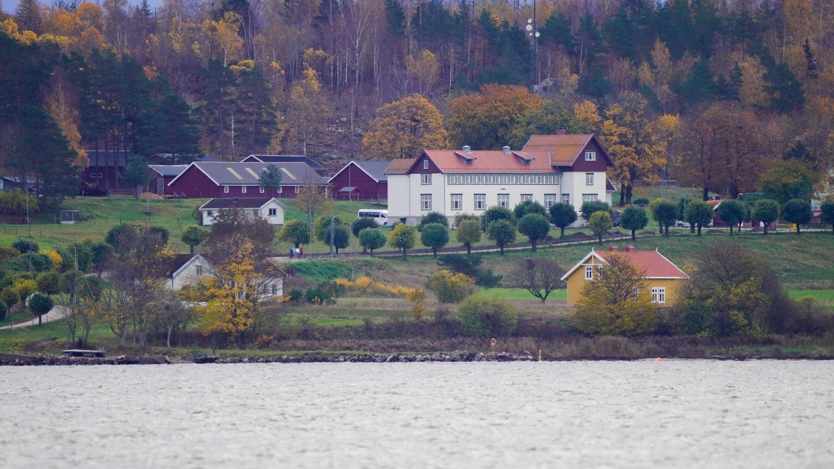 Savnet innsatt på Bastøy: Politiet og fengselet søker på land og i sjøen