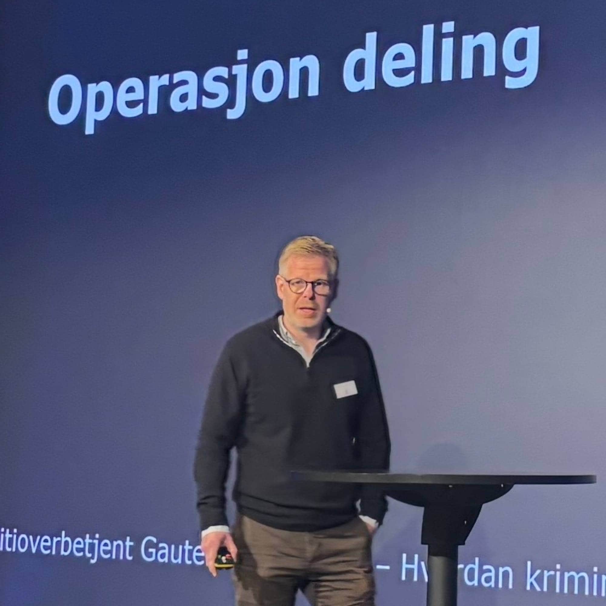 Viser politioverbetjent Gaute Storbråten på en scene. 