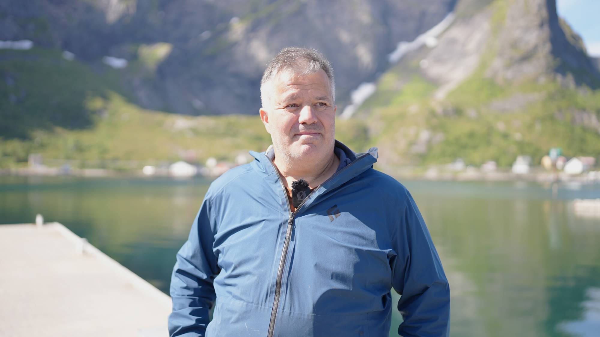 Ordfører og innbygger prater om droner i kommunen.