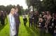 Heiko Junge / NTB Kronprins Haakon og Mette-Marit Tjessem Høiby er omringet av fotografer i Slottsparken