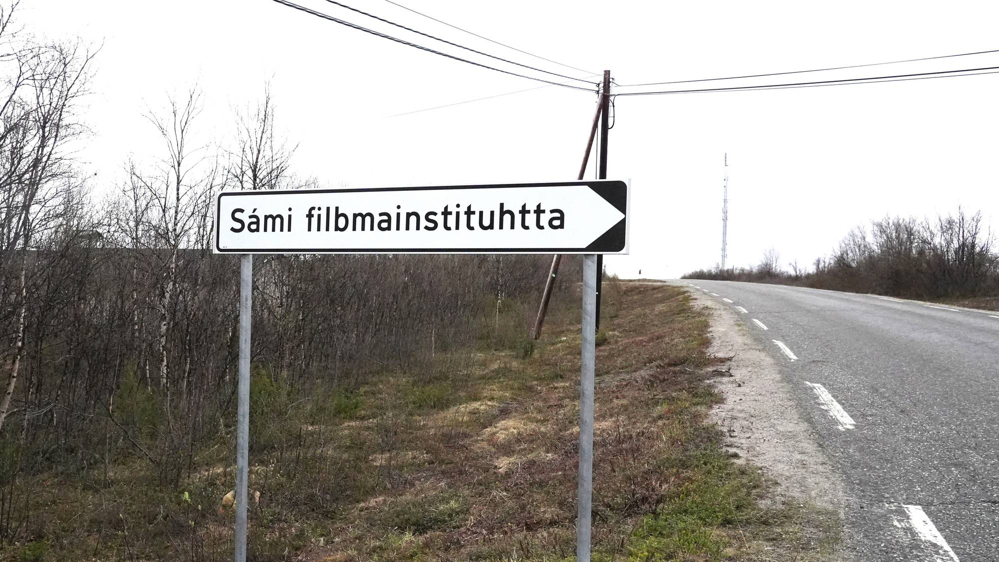 Veiskilt som viser vei til Sámi filbmainstituhtta - ISFI i Kautokeino.