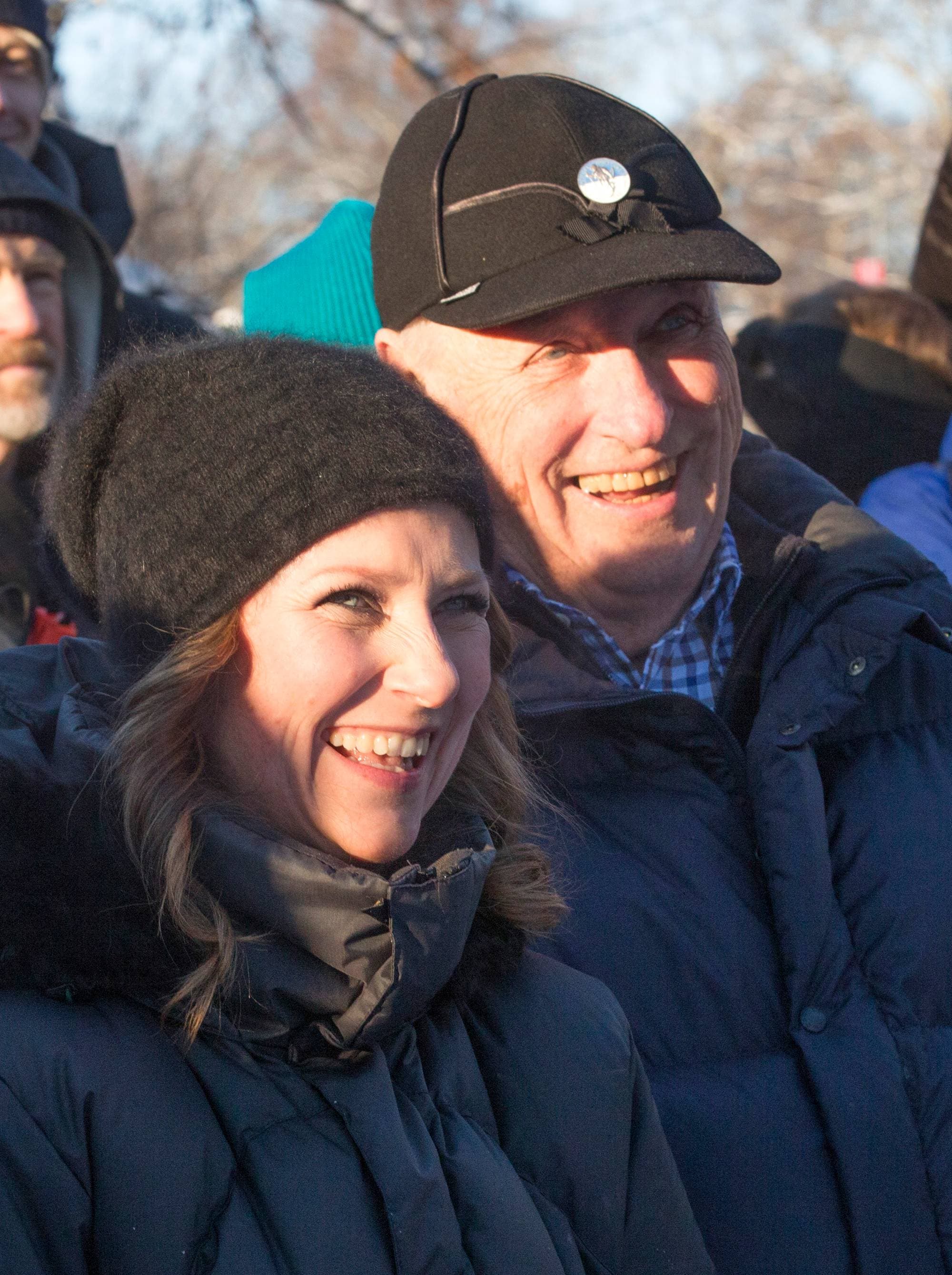 Kong Harald og prinsesse Märtha Louise smiler