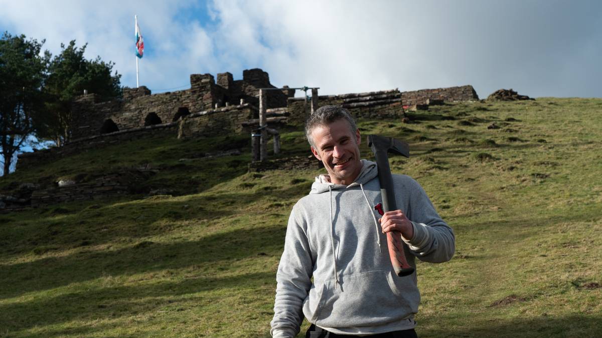 Homeless war veteran builds castle to recover – NRK Urix – Foreign news and documentaries