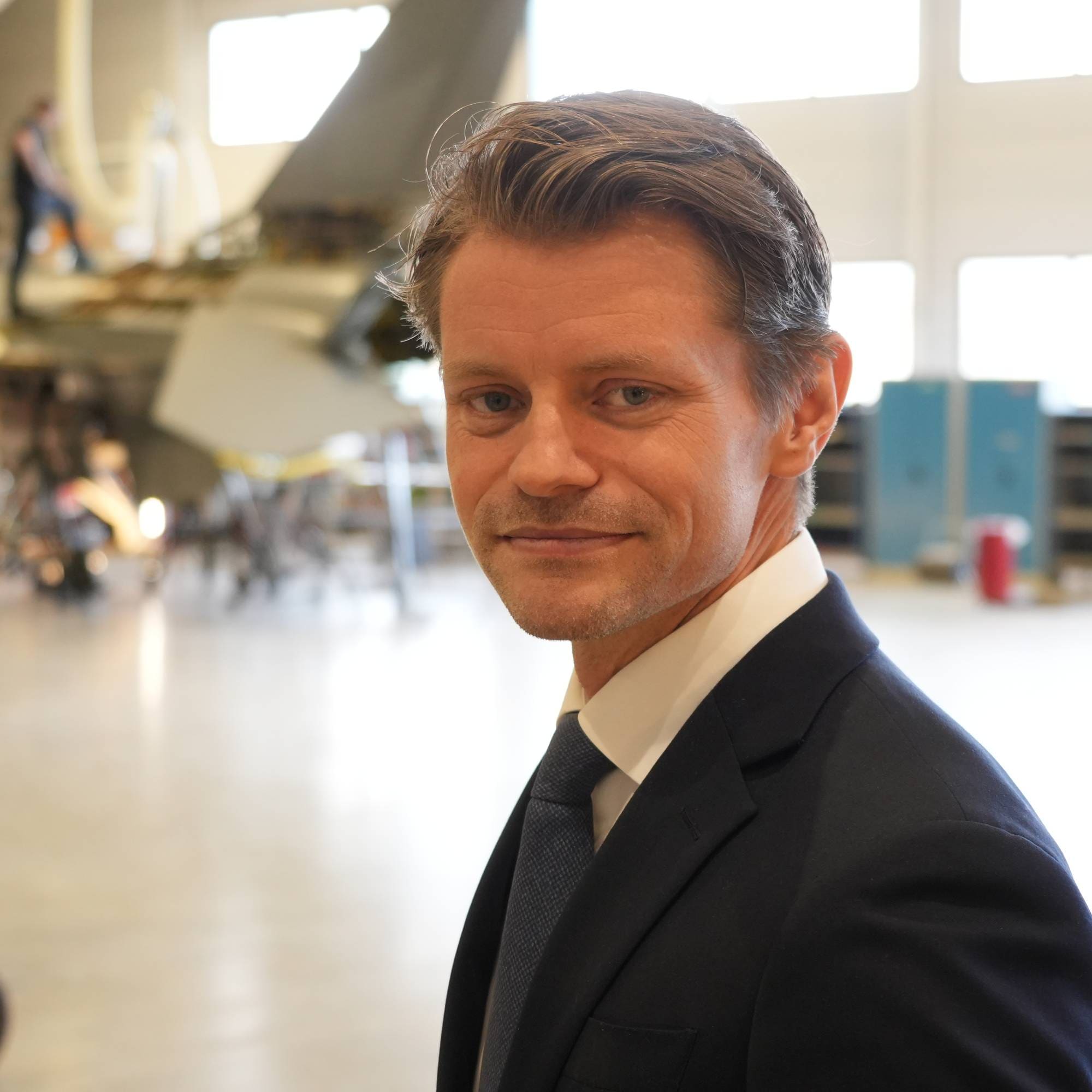 Peter Frølich foran et F-16-fly i Bodø.