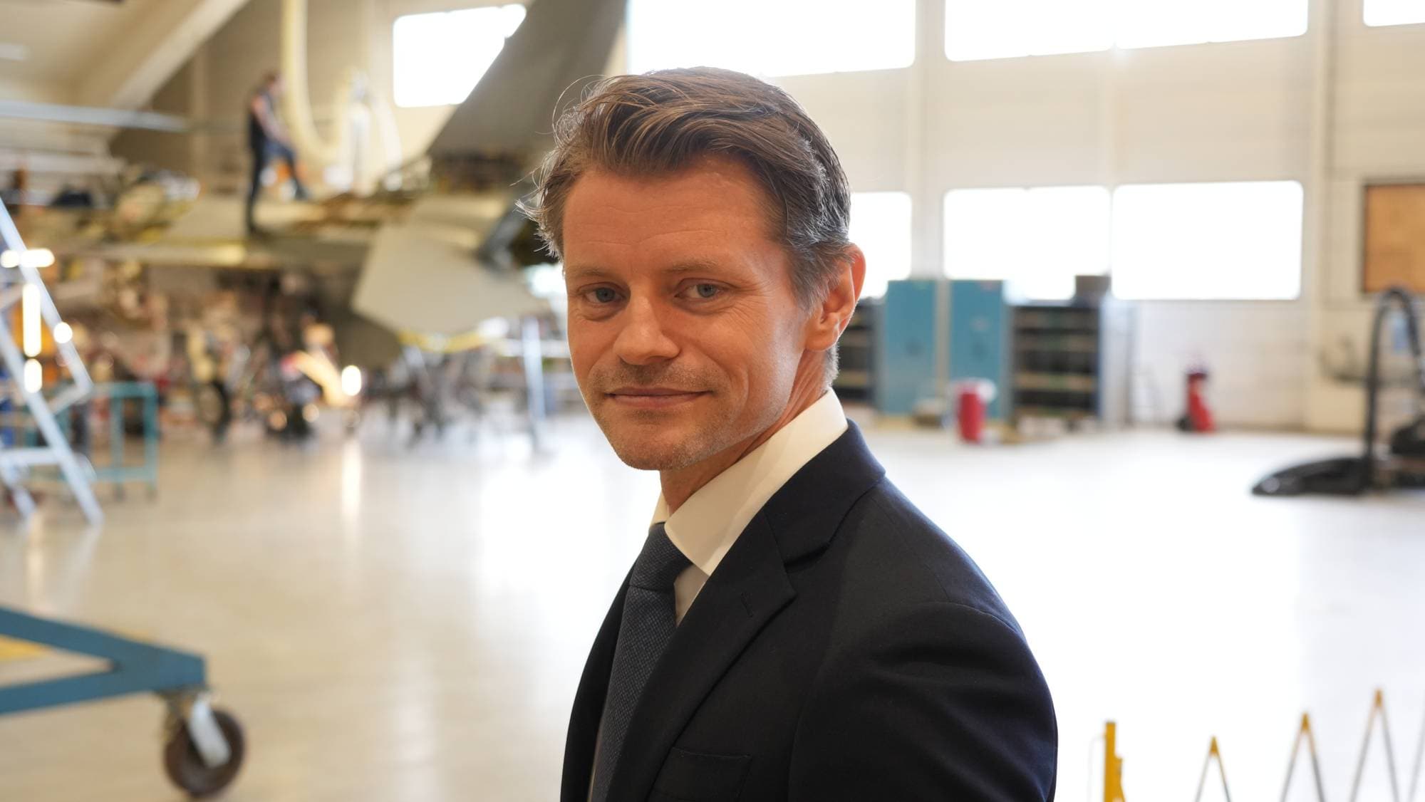 Peter Frølich foran et F-16-fly i Bodø.