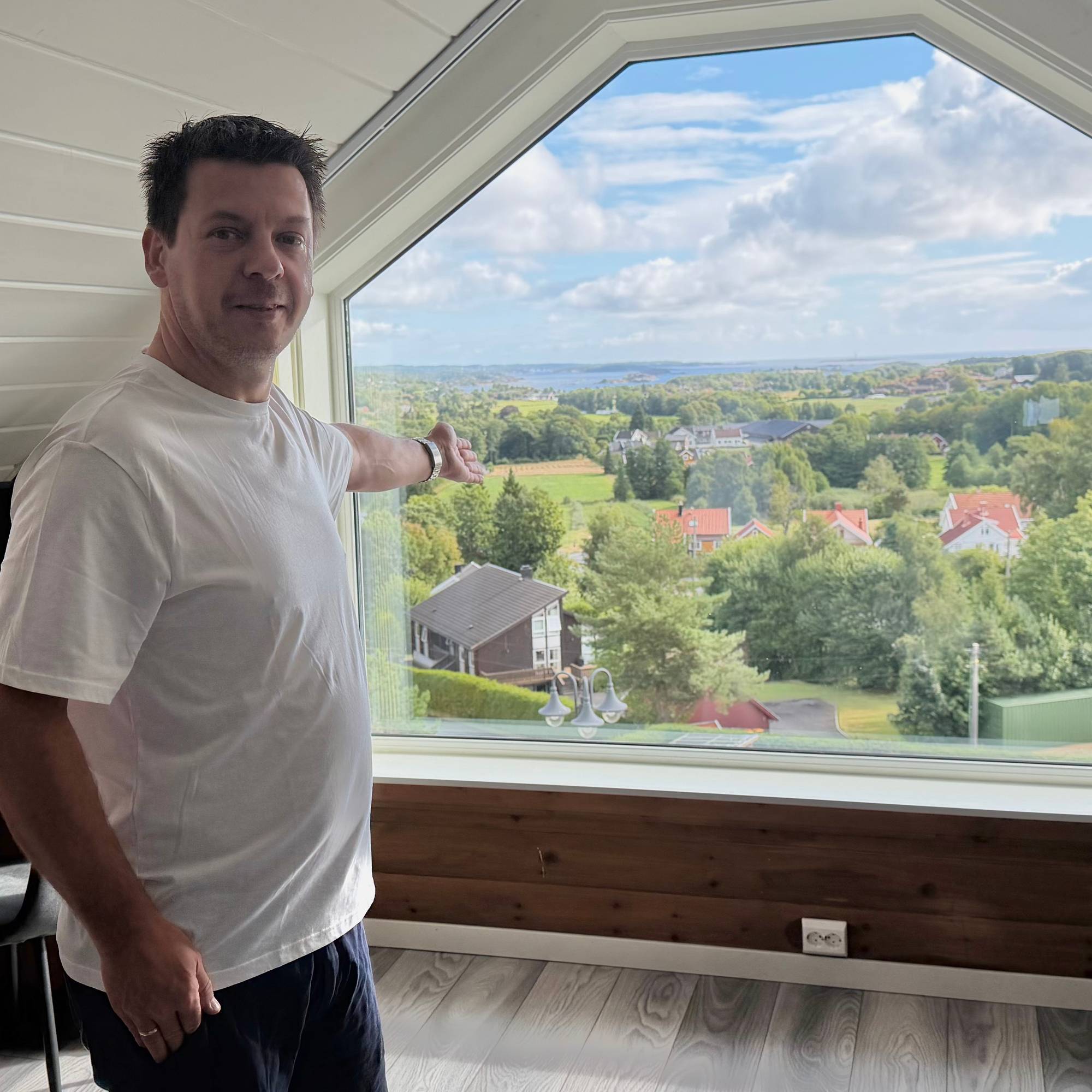 Boligeier Hans-Alexander Nesse på Fevik har mye sol og utsikt å tilby leietakere i sin villa på Fevik. Men foreløpig har han ikke fått skikkelig napp under Arendalsuka.