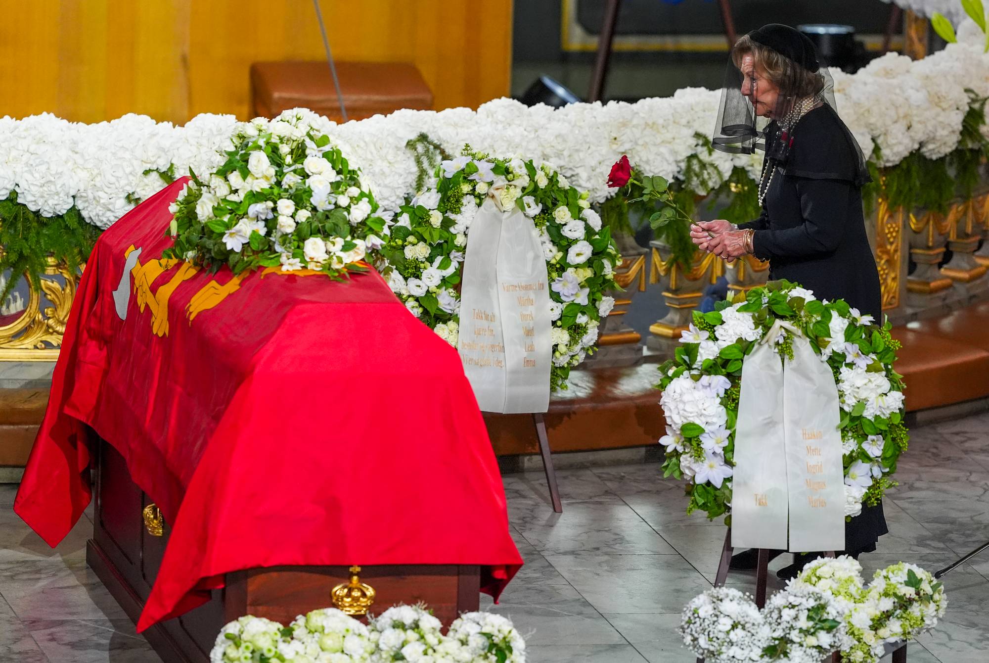 Dronning Sonja legger ned rose i Oslo domkirke