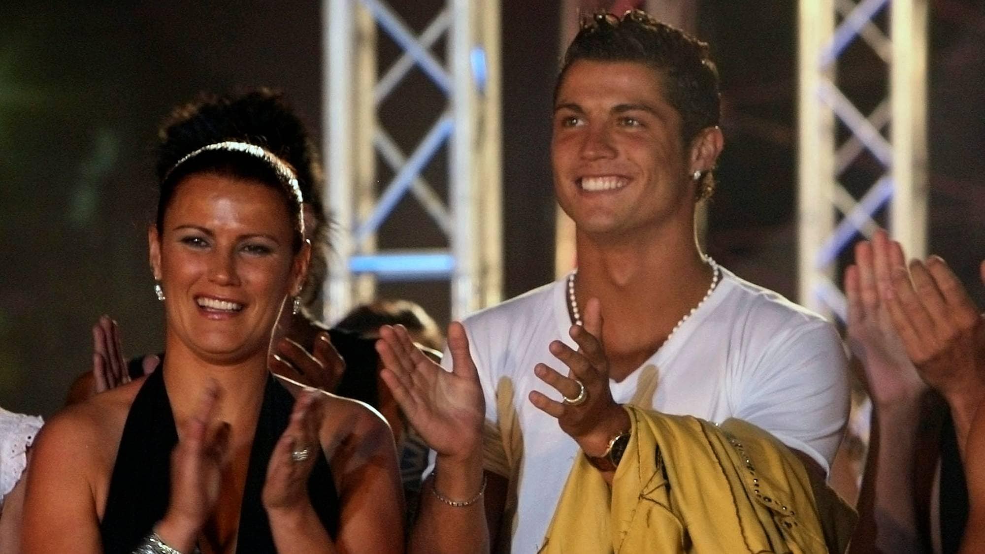 Cristiano Ronaldo og en kvinne klapper under et arrangement. Begge smiler og ser mot scenen. (Bildebeskrivelsen er laget av en KI-tjeneste)