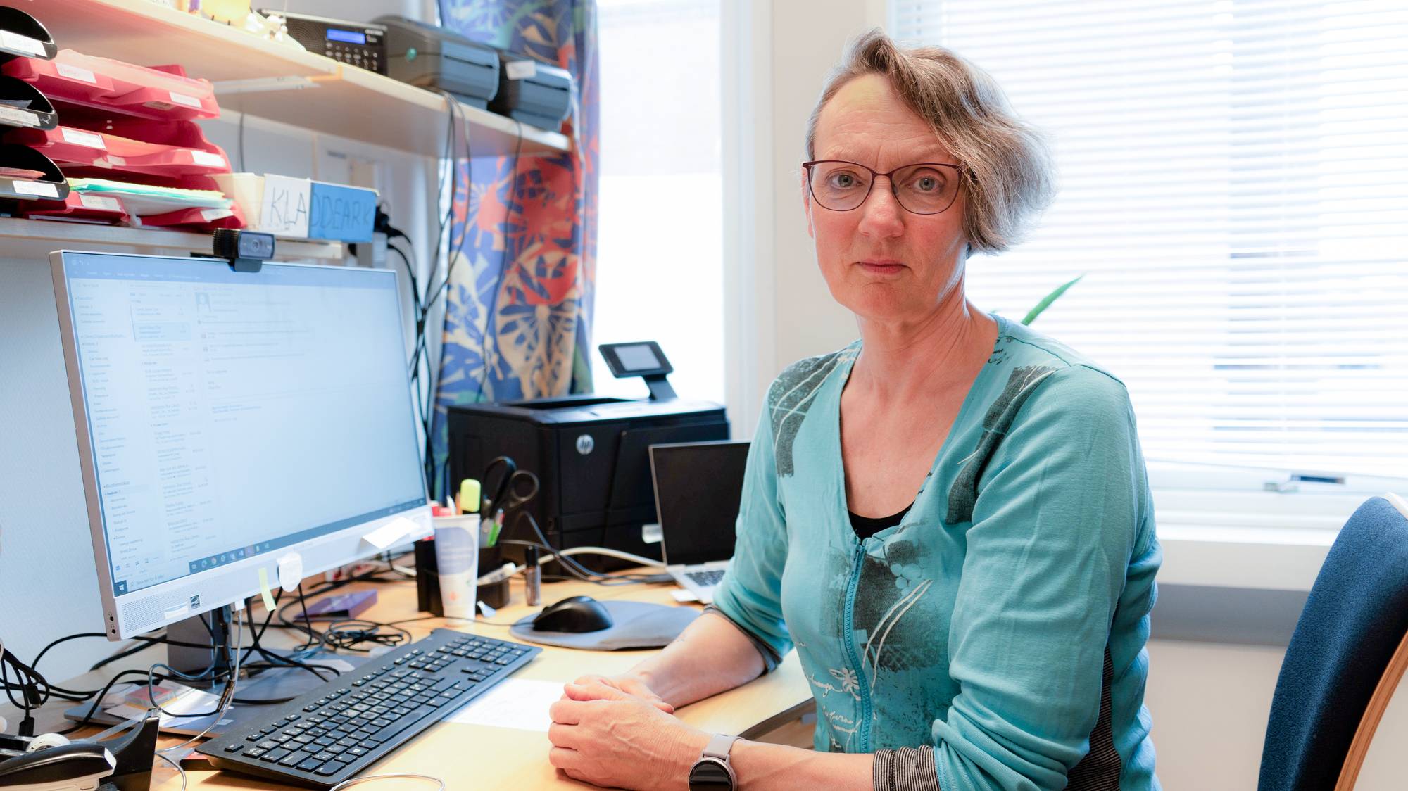 Portrett av Conny Graumann ved skrivebordet