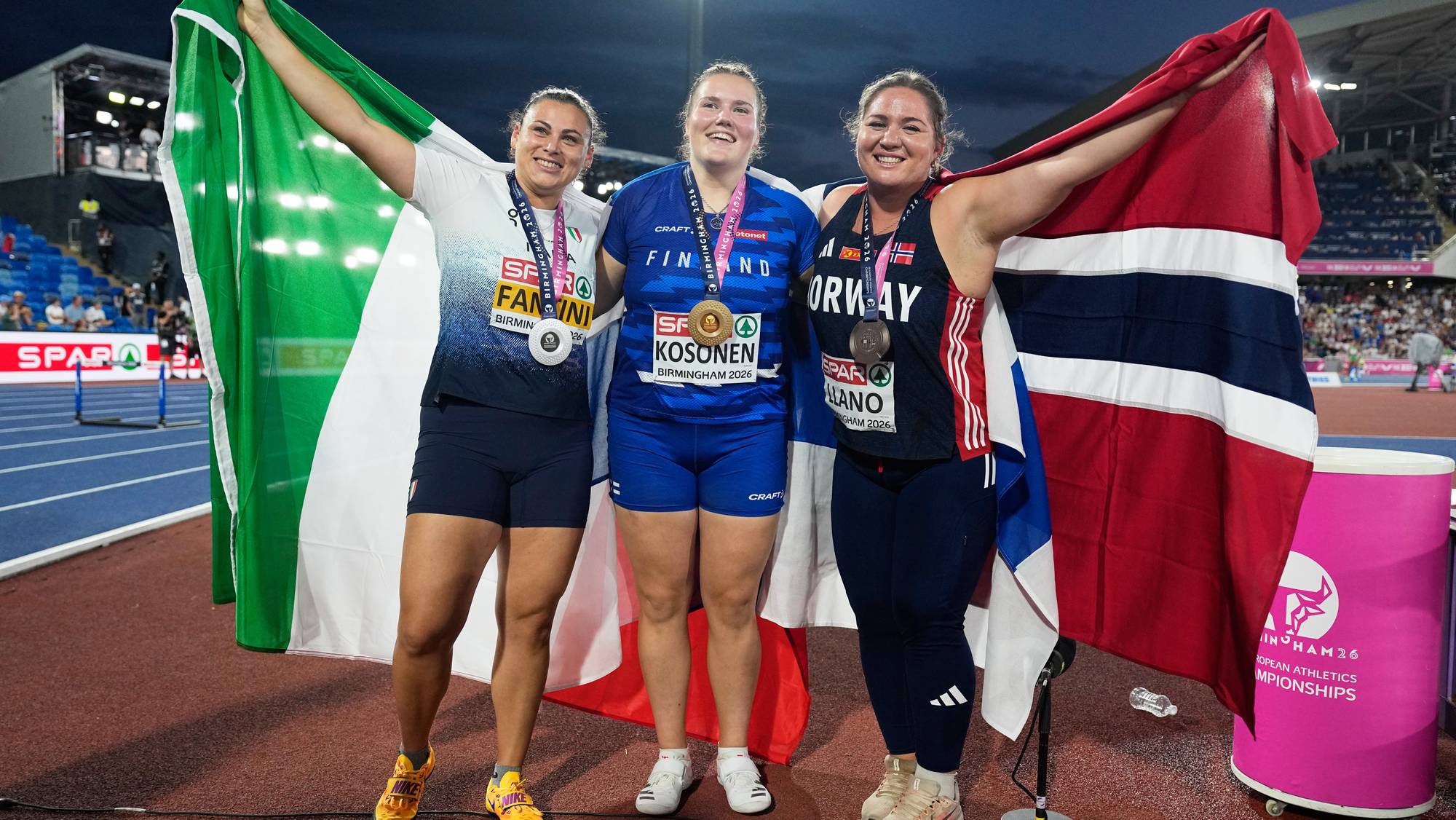 Tre personer som smiler med hver sin medalje.