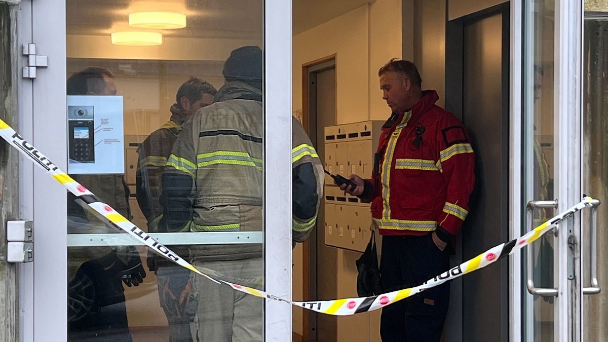 Brann i boligblokk: – En person er død