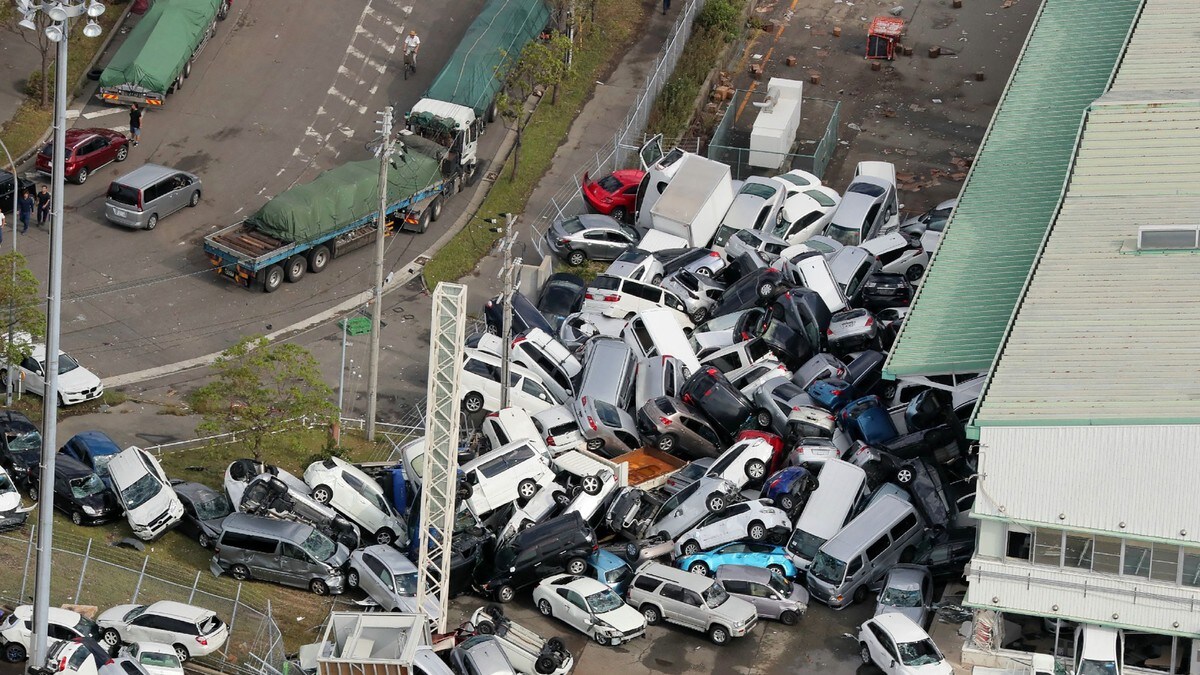 Ni drept og mer enn 340 skadd etter tyfonen Jebi i Japan