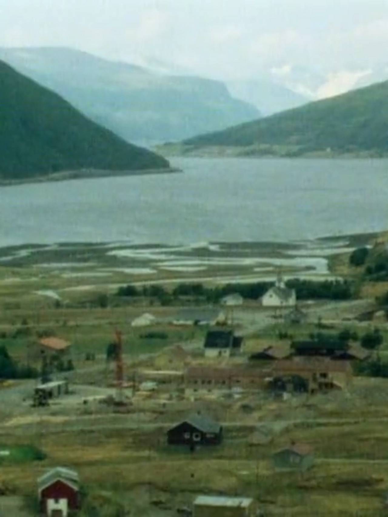 Bygd i enden av en fjord