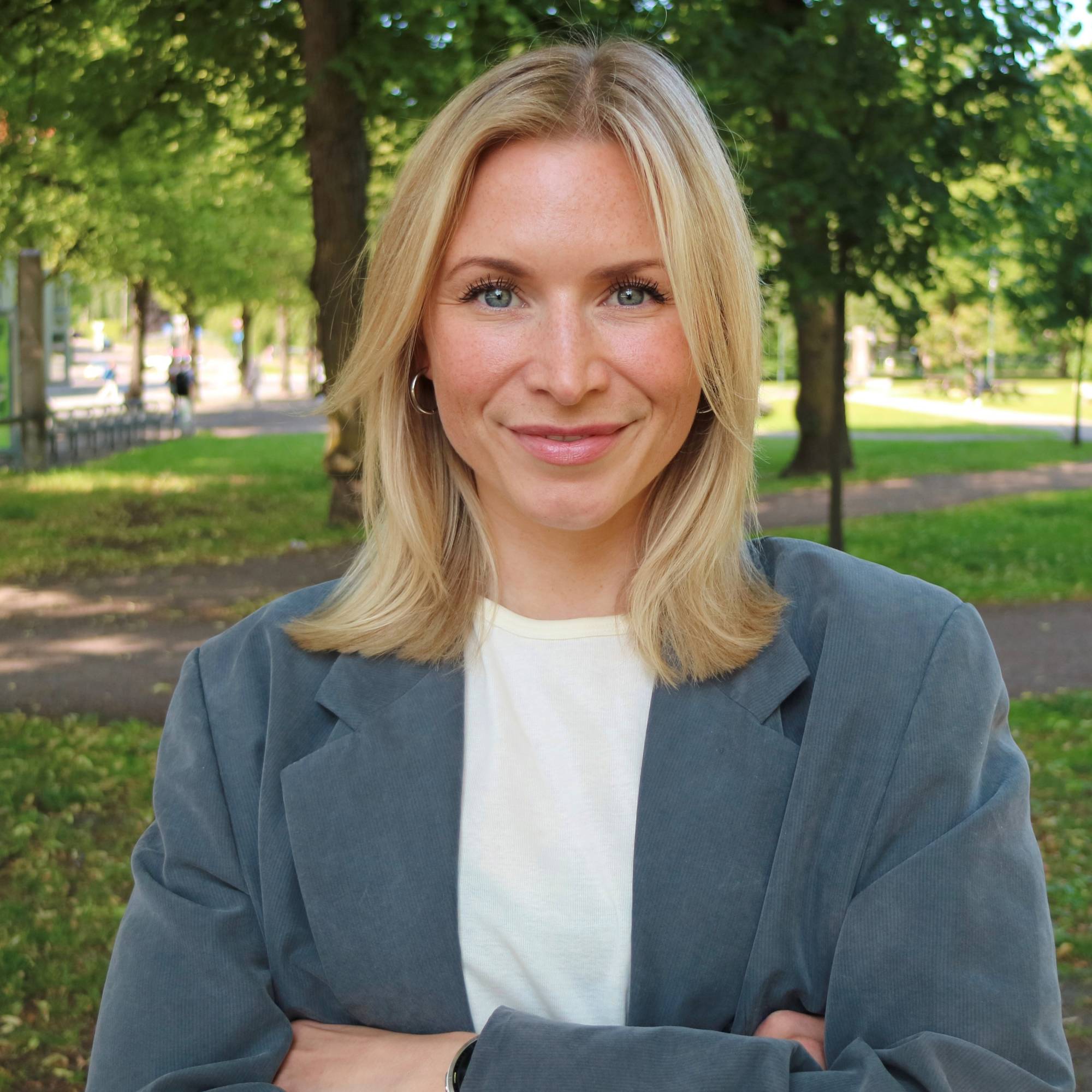 en person som står i en park
