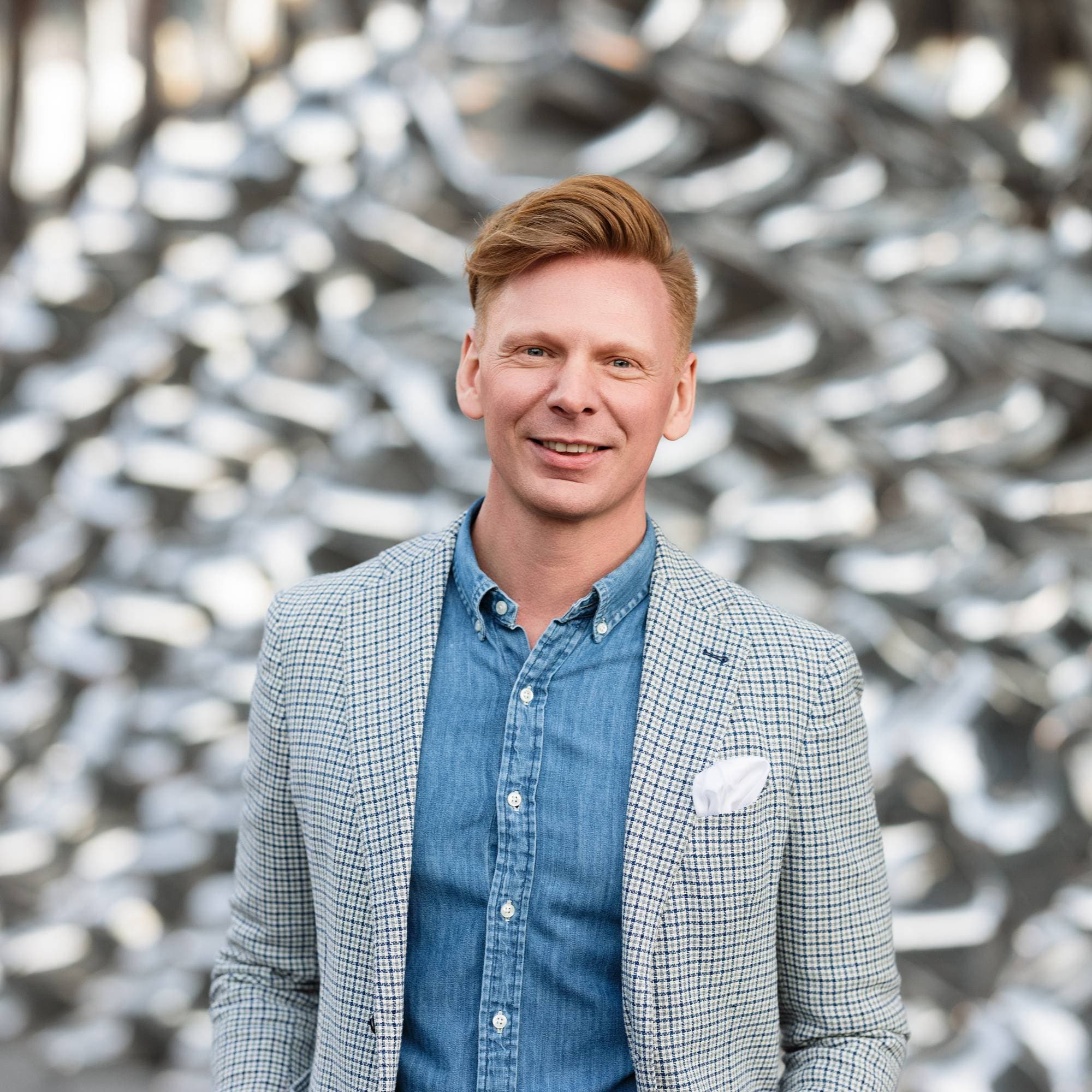 Portrettbilde av Jan Terje Andersen foran en sølvfarget vegg