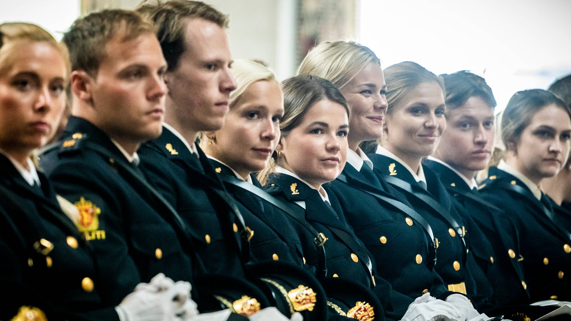 Glade politistudenter på rekke og rad