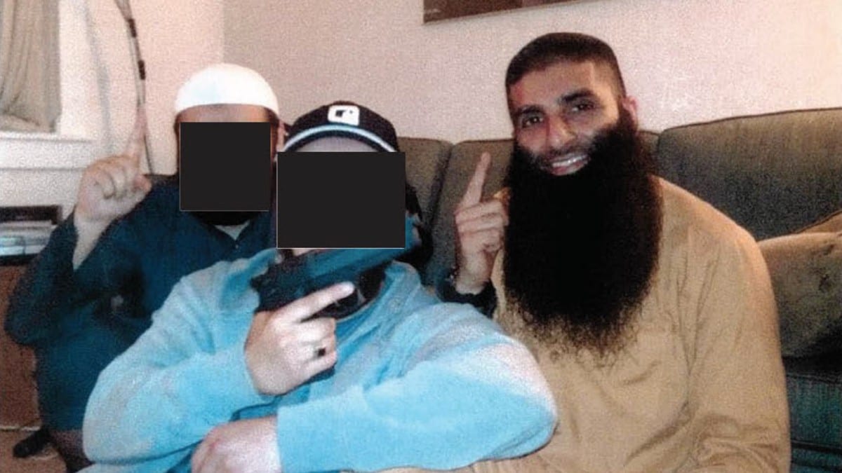 Her poserer Bhatti med kjent IS-kriger