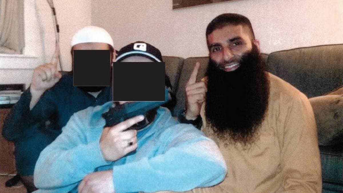 Her poserer Bhatti med kjent IS-kriger